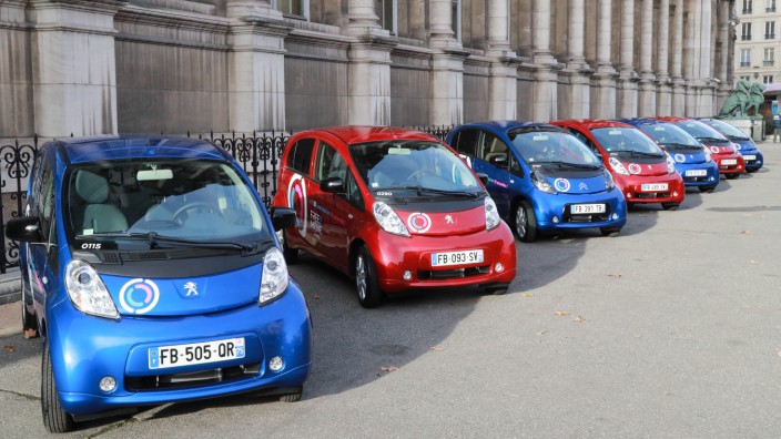 Frankreich: Neues Denken: In Paris werden 1000 Ladestationen für Elektroautos errichtet - E-Autos eines Carsharing-Anbieters vor dem Rathaus der Stadt.