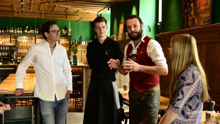 Gastro-Branche: Jakob Portenlänger verbindet im Xaver's Trend und Tradition. Küchenchef Fabian Huber ist 23. Sven Schönian (links) gefällt's, aber Tracht tragen?