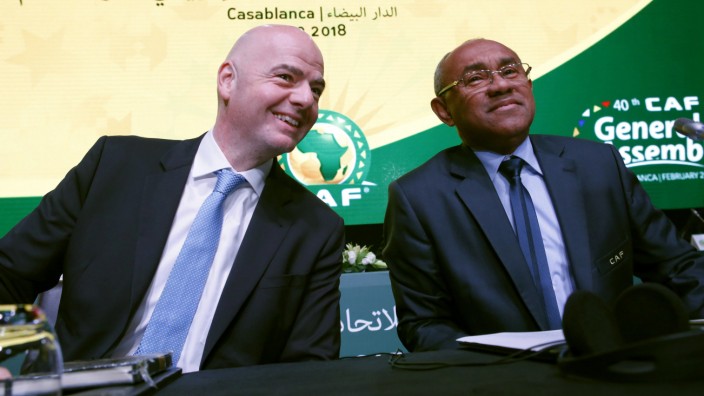 Afrikas Fußballverband: Seite an Seite in den Abgrund: Fifa-Präsident Gianni Infantino (links) und Caf-Chef Ahmad Ahmad 2018.