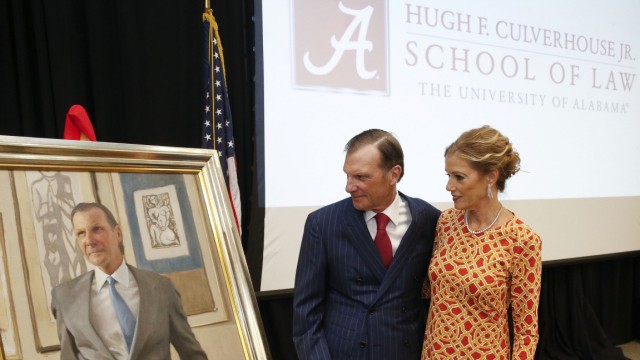 Abtreibungsverbot in Alabama: Wer spendet, wird gemalt: Hugh und Ehefrau Eliza Culverhouse bei der Feier anlässlich der Millionenspende im September 2018. Das Bild sollte in der law school aufgehangen werden.