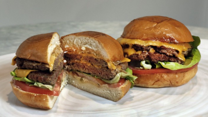 Ernährung: Pflanzliche Burger-Patties wie auf dem Bild schneiden in der Untersuchung deutlich besser ab als das Original aus Fleisch - und sie sehen dabei auch noch täuschend echt aus.