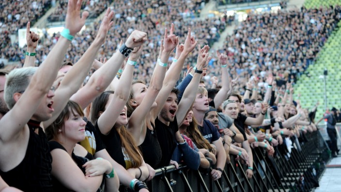 Olympiastadion: Jubelnde Fans beim Rammstein-Konzert 2019 im Olympiastadion in München.