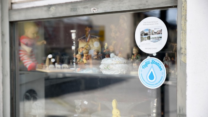 "Refill"-Stationen: Blaue runde Sticker weisen darauf hin, wo es kostenlos Wasser gibt, etwa in der "Raritätenstube".