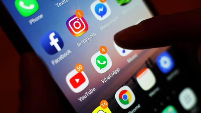 Smartphone mit Apps von Facebook, Instagram und Whatsapp