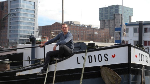 Hoteltest-Serie "Frisch bezogen": Der Niederländer Marcel Klovert vermietet das ehemalige Frachtschiff Lydios unter dem Titel „Schlafen im Hafen“.