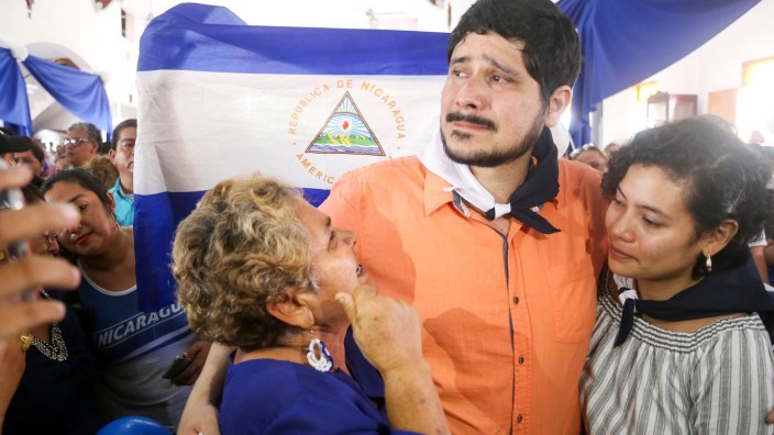 Nicaragua: Ein nicaraguanischer Aktivist nach seiner Freilassung mit seinen Angehörigen in der Stadt Masaya. Seit den massiven Unruhen vom vergangenen Jahr ist das Hissen von Flaggen eine Straftat.
