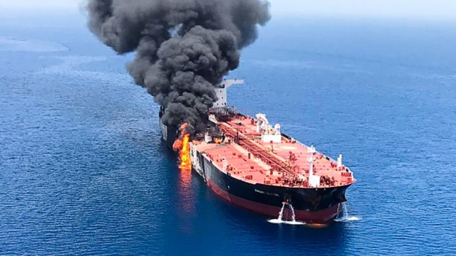 Attacken auf Schiffe: In Flammen: Zwei Tanker sind vor Irans Küste durch Angriffe beschädigt worden. Eines der beiden Schiffe trieb am Donnerstag brennend im Meer. Der Vorfall verstärkt die ohnehin starken Spannungen in der Golfregion.