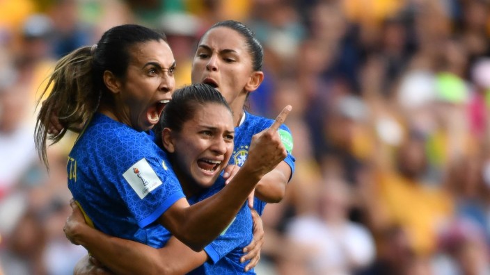 Brasilien bei der Fußball-WM: Brasiliens Stürmerin Marta feiert mit ihren Teamkolleginnen nach ihrem verwandelten Elfmeter gegen Australien.