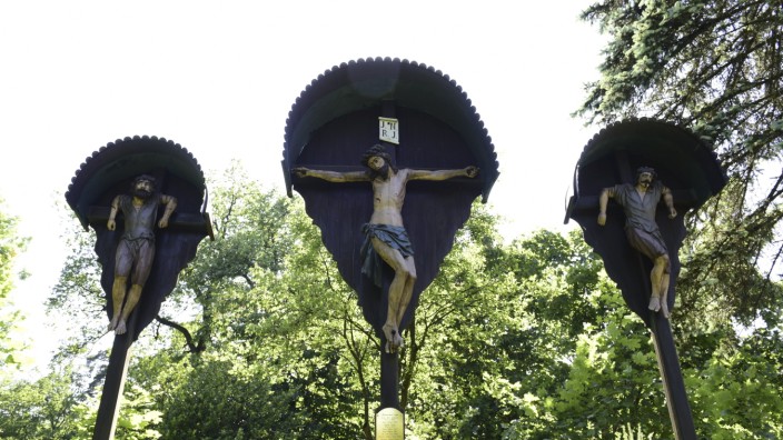 Glaube: Auf dem Kalvarienberg bei Oberschleißheim hängt Jesus neben den beiden Schächern am Kreuz.