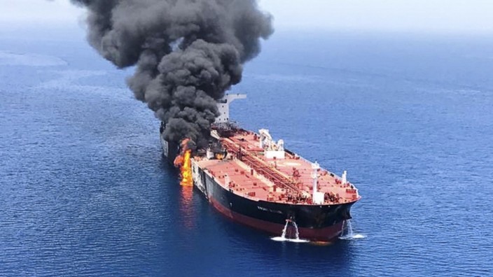Konflikt am Golf von Oman: Gegenstand wilder Spekulationen: Brennender Öl-Tanker in der Straße von Hormus