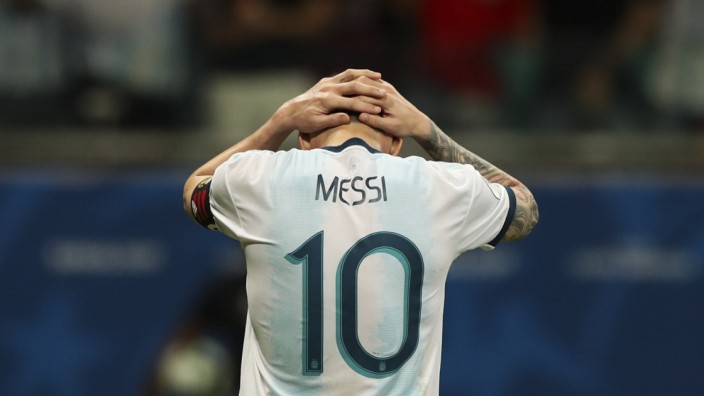 Argentinien bei der Copa: Lionel Messi schlägt die Hände über dem Kopf zusammen.