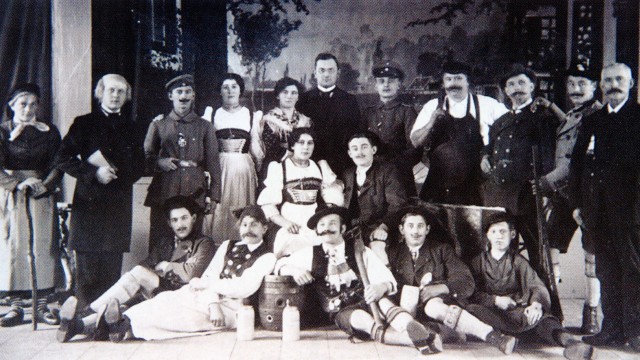 Gaufest: Schwarz-weiß war der Anfang der Ismaninger Trachtler, hier ein Foto der Theatergruppe aus dem Jahr 1914.