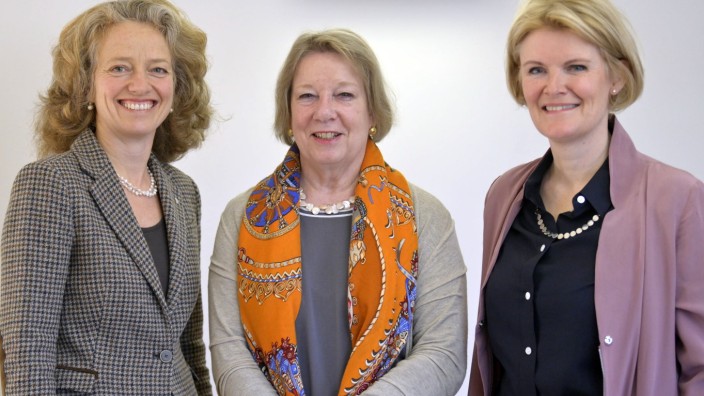 Frauenförderung: Frauenpower an der Universität der Bundeswehr in Neubiberg: Präsidentin Merith Niehuss (Mitte) mit den Vizepräsidentinnen Eva-Maria Kern (links) und Rafaela Kraus.