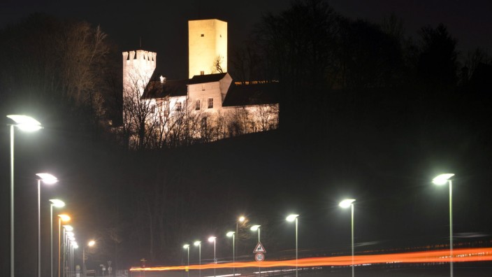 Umweltschutz: Die Burg in Grünwald wird, wenn die Gesetzesänderung kommt, künftig nur noch bis 23 Uhr angestrahlt werden.