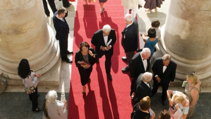 Opernfestspiele: Der rote Teppich gehört bei den Opernfestspielen dazu. Aber auch daneben gibt es viel zu entdecken.