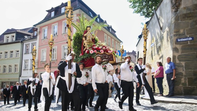 Glaube: Kilometerweit durch die Altstadt führt die Prozession in Bamberg.