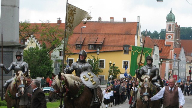 Glaube: Spektakulär wirken die eisernen Ritter in Landshut, die heuer allerdings nicht dabei sind.