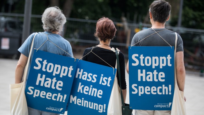 Hasskommentare gegen Politiker: Aktivisten der Nichtregierungsorganisation Campact protestieren nach der Ermordung des Kasseler Regierungspräsidenten Walter Lübcke gegen Hassnachrichten.