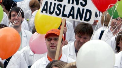 Abwanderung von Fachkräften: Ärzte drohen auf einer Demonstration mit Auswanderung: Deutschland verliert durch einen abgewanderten Arzt eine Million Euro.