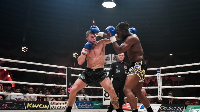 Kickboxen: „Wir haben ihn unterschätzt“: Sebastian Preuß (links) hat große Probleme gegen Loic Njeya.