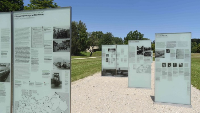 Gedenkfeier: Am ehemaligen "SS-Schießplatz Hebertshausen" wurden mehr als 4000 kriegsgefangene Rotarmisten erschossen. Tafeln mit inzwischen 950 Lebensläufen erinnern an die Opfer.