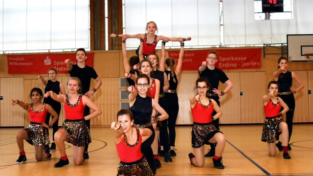 Talentiade 2019: Im März tanzten die besten Schulen Oberbayerns in der Semptsporthalle Altenerding. Im Bild Schülerinnen und Schüler der fünften bis achten Klassen des Anne-Frank-Gymnasiums beim Rock 'n' Roll in der Sparte Gesellschaftstanz.