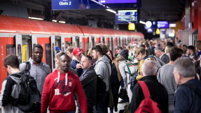 S-Bahn-Fahrgäste am Hauptbahnhof in München, 2018