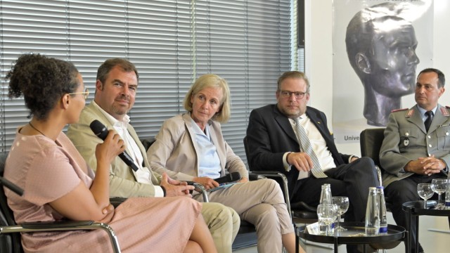 Bundeswehr-Universität: Hier diskutieren: Teresa Koloma Beck, Florian Hahn, Ursula Münch, Stauffenberg und Helmut Hammerich (von links).