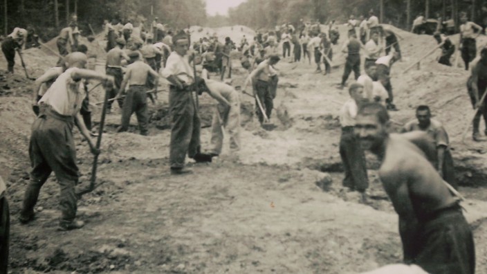 Kriegsgefangenenlager: Gefangene Soldaten aus dem Stalag Moosburg beim Arbeitseinsatz. Vor allem Russen kamen zu Tode.