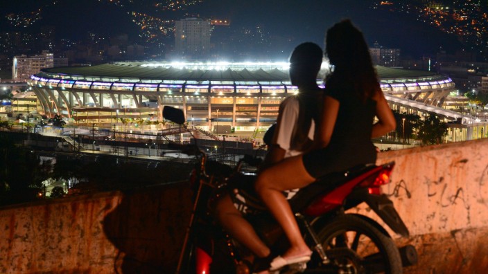 Brasilien: Ein junges Paar auf einem Moped in Rio.