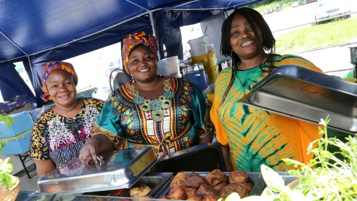 Kaufen, Schlemmen, Tanzen: Josefine und Agnes brutzeln diverse ghanesische Spezialitäten in "Afrika Queen's Kitchen" und verbreiten dabei richtig gute Laune.