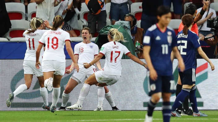 England: Gut gebrüllt: Ellen White (Nr. 18) jubelt über ihren Treffer gegen Japan.