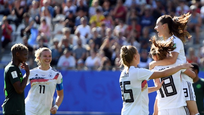 DFB-Elf bei der WM: Sara Däbritz (ganz rechts) jubelt nach ihrem Elfmetertor.