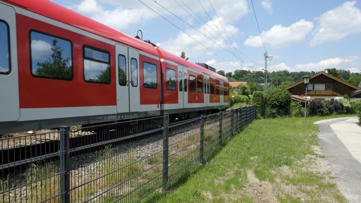 Wohnen an der Bahn: Zwischen Gipsenweg und Mühlpointweg in Wolfratshausen ist das Gleis durch einen Zaun gesichert.