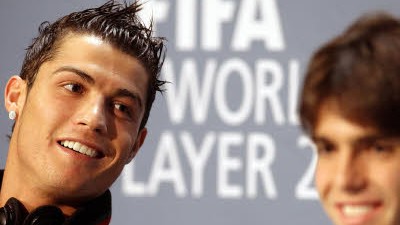 Fußball: Rekord-Transfers: Kennst Du den? Treffen sich zwei ziemlich reiche Fußballprofis... Der Portugiese Cristiano Ronaldo (links) und der Brasilianer Kakà im Dezember 2007 bei einer Veranstaltung des Fußball- Weltverbandes  in Zürich. Bald dürften sich die beiden bei Real Madrid häufiger sehen.