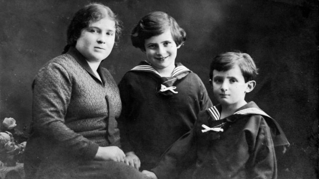 Hof: Das Bild zeigt die drei Töchter des Geschäftsinhabers und Hemdenfabrikanten Max Franken um das Jahr 1930 herum: Margarete, Lore und Käthe.