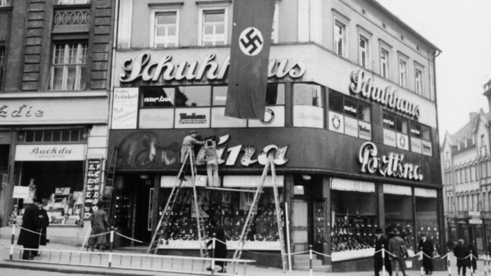 Hof: Am 10. November 1938 wurden die Schriftzüge einer bereits "arisierten" Zweigniederlassung des Schuhhauses Bottina in der Stadt Hof abmontiert.