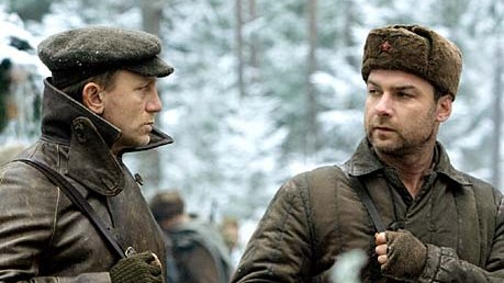 Die Brüder Tuvia (Daniel Craig, l) und Zus Bielski (Liev Schreiber) in einer Szene aus 'Defiance'.