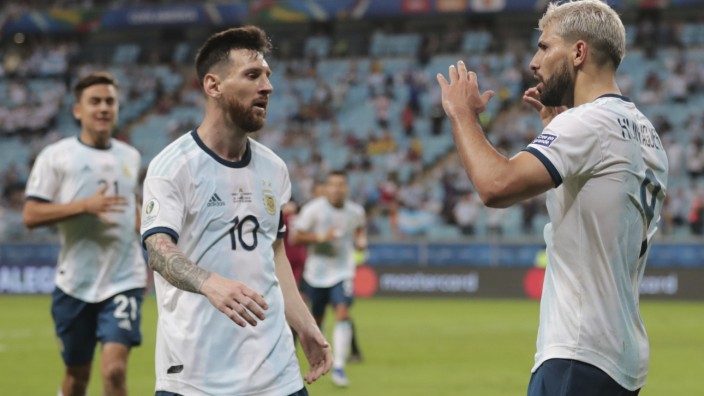Copa América: Messi (links) freut sich mit Sergio Aguero über das 2:0.