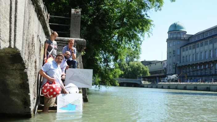 München heute: Johannes Titze (oben re.), Ulrike Bührlen, Veit Hesse und Benjamin David (vorn) setzen sich für ein Flussbad in der Isar ein.