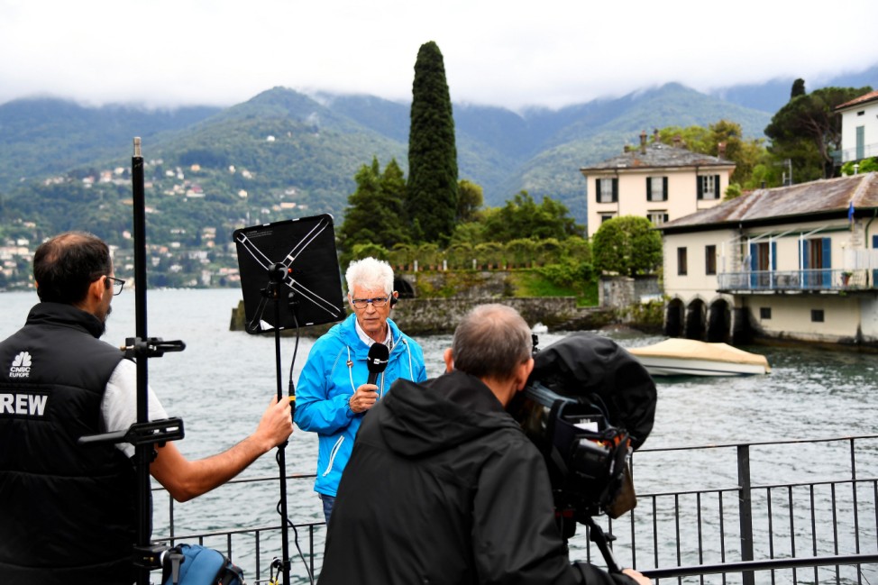 Media wait for the arrival of the Obama family to Villa Oleandra, the home of U.S. movie star George Clooney, in the northern Italian lakefront hamlet of Laglio