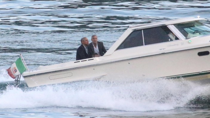 Obama bei Clooney: Und was macht man so, im Juni am Comer See? Natürlich mit dem Motorboot fahren: Barack Obama und George Clooney im Urlaub.