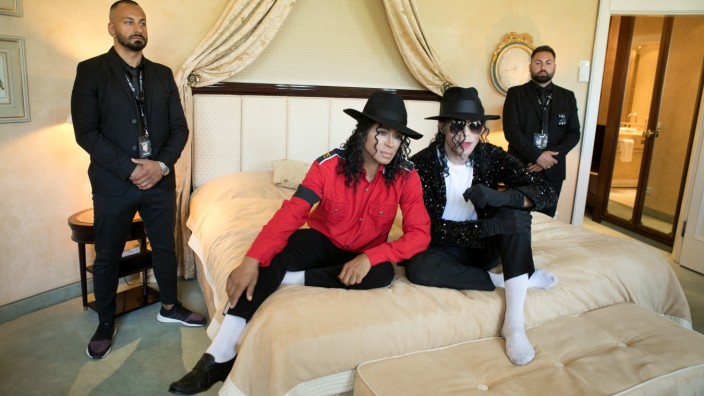 Michael Jackson Gedenkfeier mit zwei Michael Jackson Darsteller aus dem Musical: Beat it! vor und im Bayerischen Hof.