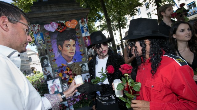 Michael Jackson Gedenkfeier mit zwei Michael Jackson Darsteller aus dem Musical: Beat it! vor und im Bayerischen Hof.