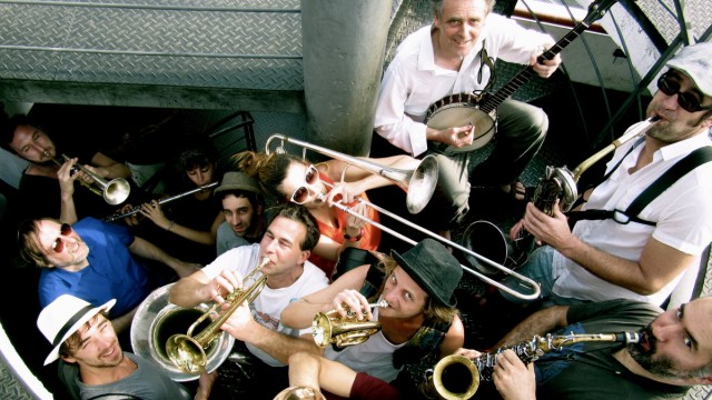 Konzert: Meistens wird es eng, wenn sich die Mitglieder der Münchner Express Brass Band zum Musizieren treffen.