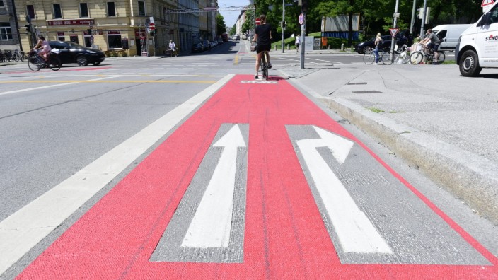 Verkehr: Rote Farbe soll den Radweg an der Kreuzung Corneliusbrücke/Erhardtstraße, an der im Mai ein Kind bei einem Unfall starb, sichtbarer machen.