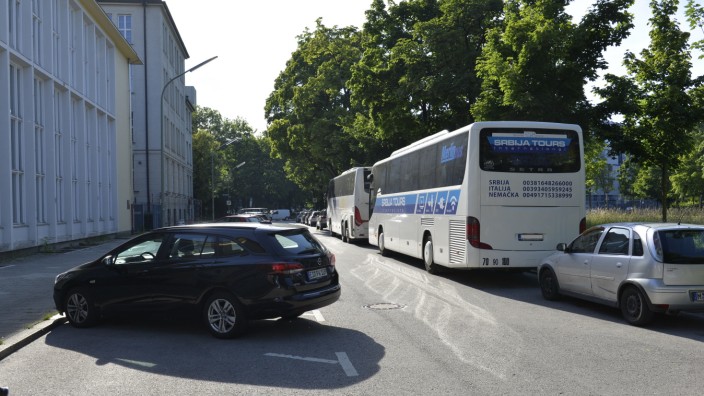Maxvorstadt: Stellplatz der Kolosse: Busse und Lkw, oft falsch geparkt, machen sich im Marsfeld-Viertel breit. Die lokale Politik drängt schon lange auf eine Lösung.