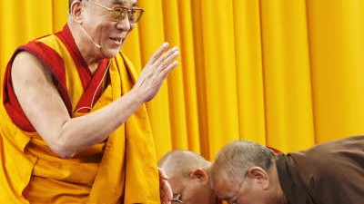 Sucht und Sinn: Der Dalai Lama symbolisiert: Es geht auch ohne Drogen.