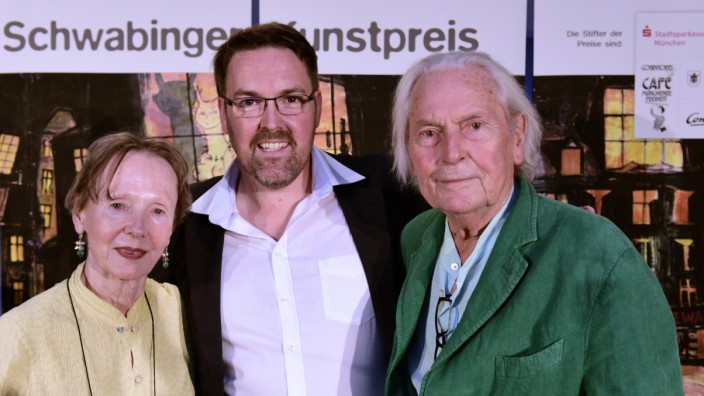 SZenario: In die eindrucksvolle Ahnengalerie des Schwabinger Kunstpreises aufgenommen: Anita Albus, André Hartmann und Ingo Maurer (von links).