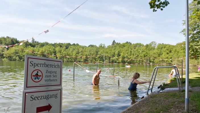Badeseen im Landkreis Ebersberg: Am Steinsee in Moosach ist Baden derzeit nur in speziell markierten Bereichen erlaubt.